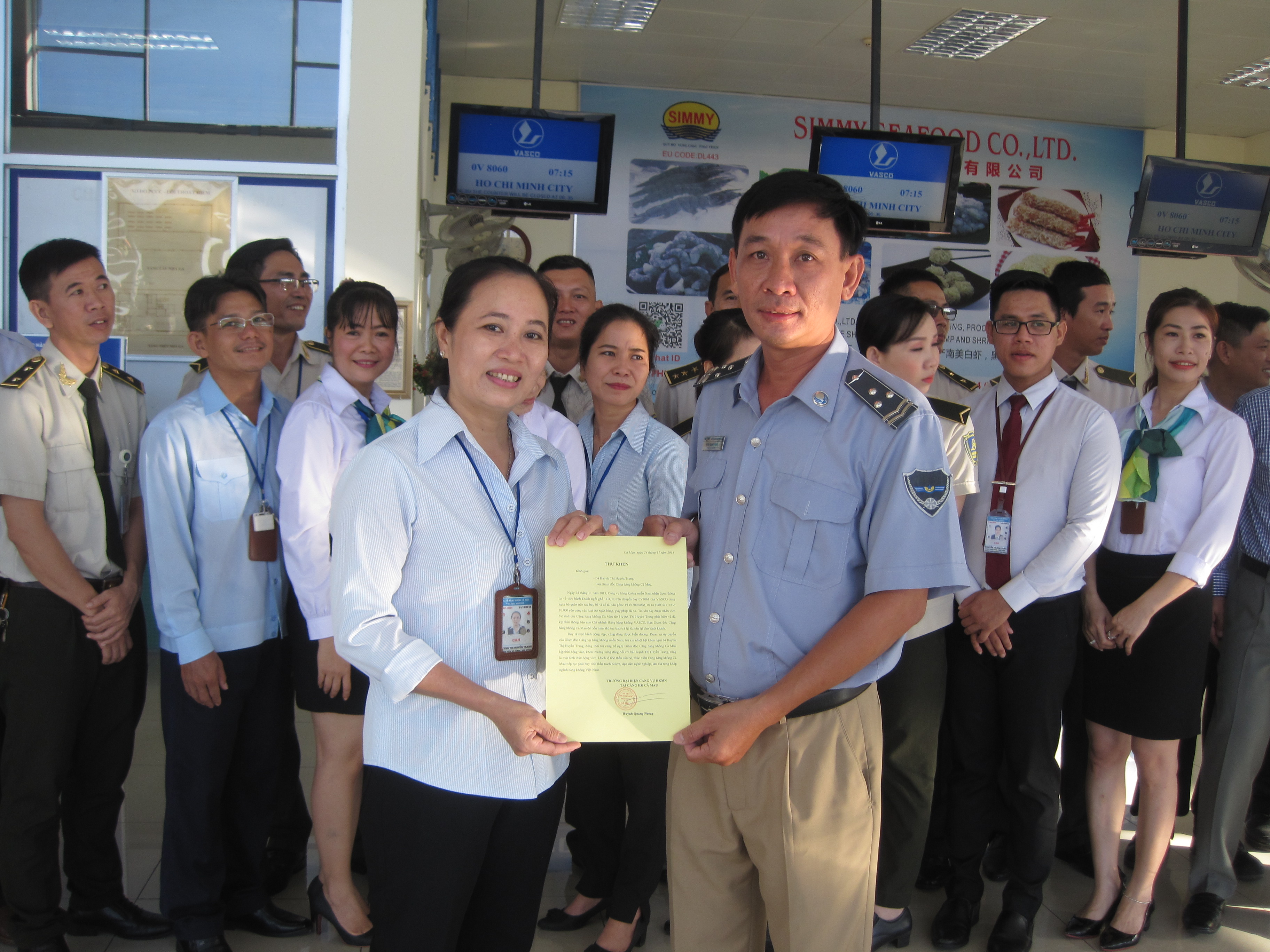 Ông Huỳnh Quang Phong - Trưởng đại diện Cảng vụ HKMN tại Cà Mau trao thư khen cho bà Trang. 